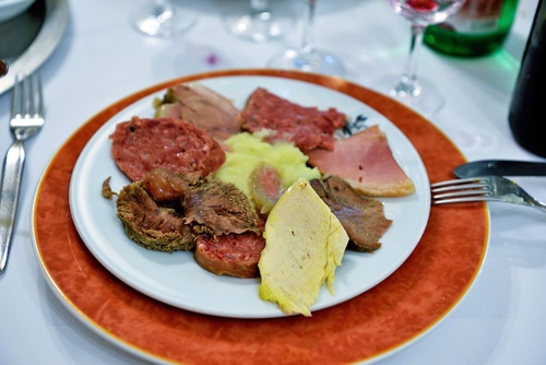 Finocchiona IGP: antica sapienza toscana insaccata in budello naturale